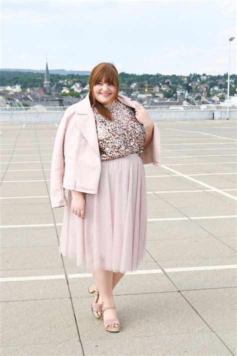 plus size blogger challenge german curves monochrom outfit in millenial pink blassrosa