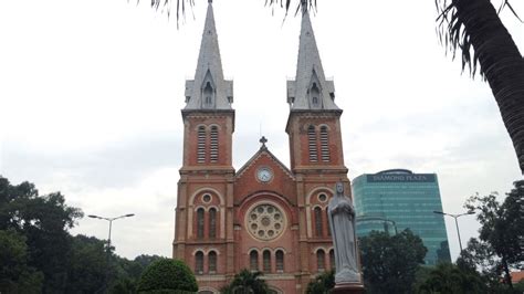 ‪an incredible building.‬ 8,979 חוות דעת. Bells ringing at Notre Dame Cathedral in Saigon at 16h30 ...