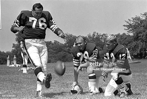 Placekicker Lou Groza Photos And Premium High Res Pictures Getty Images