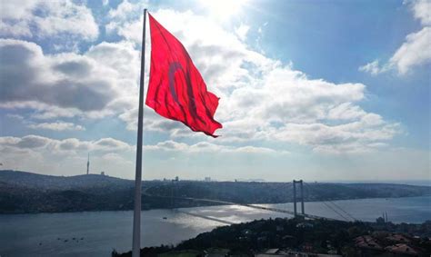 En uzun bayrak direkleri İstanbul da TOKİ Haber