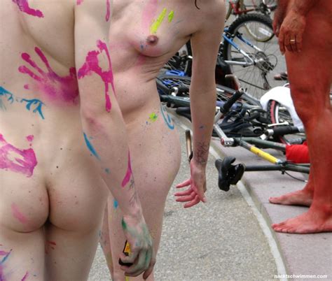 World Naked Bike Ride Bodypainting Fkk Bilder Und Fotos