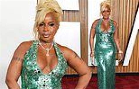 Braless Mary J Blige 52 Stuns In A Plunging Green Sequin Gown As She