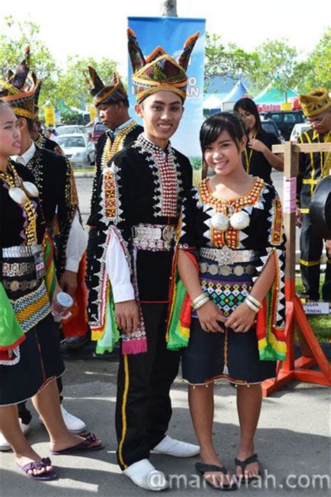 Pakaian istiadat masyarakat kadazan dari penampang. Pakaian Tradisional Etnik-etnik di Sabah | Maruwiah Ahmat ...