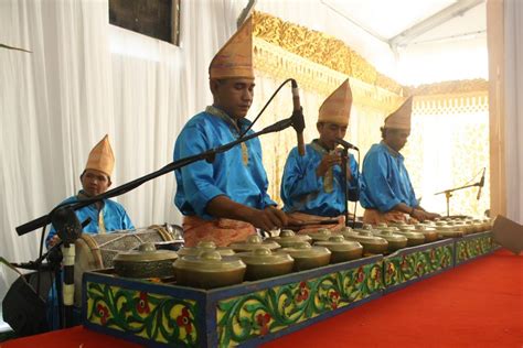 Bentuk talempong mirip dengan alat musik bonang dari jawa tengah. Talempong, Alunan Perkusi yang Menghidupkan Suasana ...