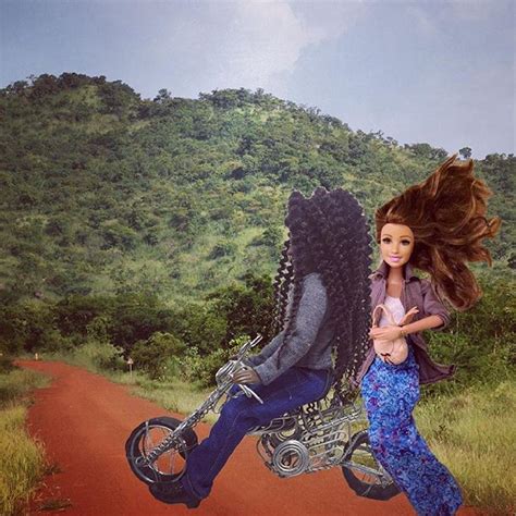 Barbie Savior Con I Tacchi A Spillo Tra Gli Orfani Barbie In Africa
