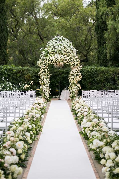 10 Ideas For Your Wedding Aisle Décor At The Ceremony