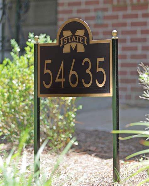 Why You Should Go for Lawn Address Signs - HomesFeed