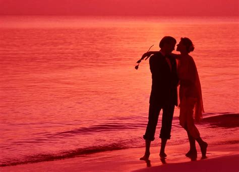 Download Couple In Beach Romantic Love Wallpaper