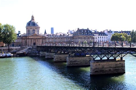 Le Pont Des Arts Est Le Premier Pont Métallique De Paris Pont Paris