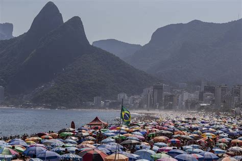 sem blocos cariocas lotam praias em dia de calor no rio 28 02 2022 cotidiano folha