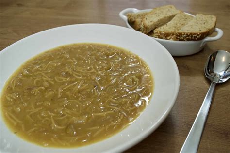 Sopa de cebola com croutons receita simples fácil e prática