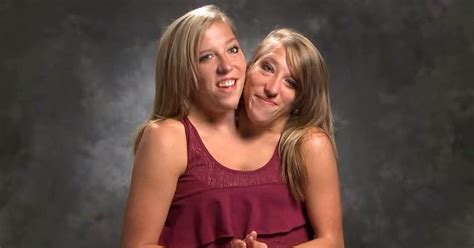 As gêmeas siamesas Abby e Brittany Hensel estão aproveitando a vida como professoras