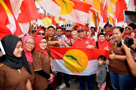 Saturday, march 11, 2017 6:00:00 am timezone: Yahya menyerahkan bendera UMNO | BORNEONEWS.NET