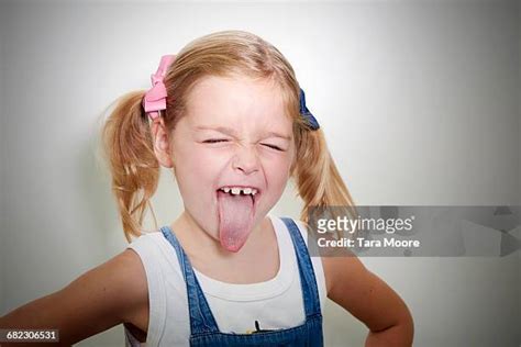 Blonde Girl Sticking Out Her Tongue Fotografias E Filmes Do Acervo