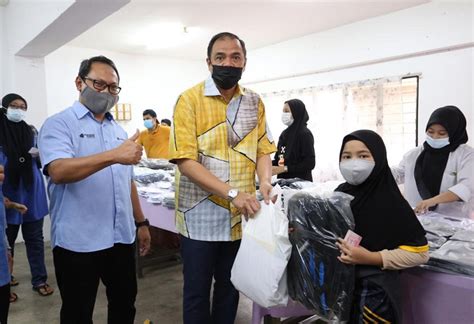 Bank rakyat akan mengenalpasti golongan asnaf dan mengagihkan zakat kepada golongan yang berhak. Yayasan Bank Rakyat agih bantuan kembali ke sekolah ...