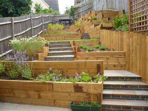 The top end of the lawn is a lot soggier than had a couple similar ideas (wavy border). Jardines modernos con terrazas y gradas - 50 diseños