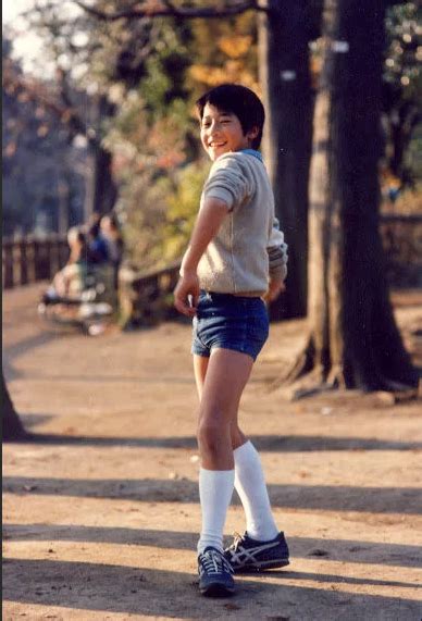Мальчик в джинсовых шортах и белых гольфах Culottes Style de garçons Mode jeune garçon