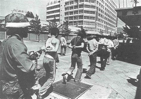 민주묘지에는 5·18 민주화운동을 하루 앞두고 오월 정신을 되새기려는 추모 행렬이 전국에서 이어지고 있습니다. 5·18 민주화운동 38주년"진실 말할 마지막 기회..발포 책임자 꼭 ...