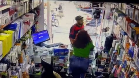 VÍDEO Homem se passa por cliente e assalta loja de celulares no