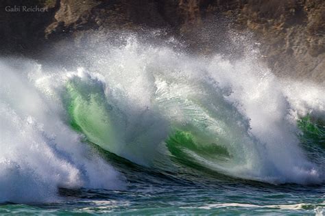 A free svg wave generator to make unique svg waves for your next web design. Foto: Wellen auf der Belle Ile