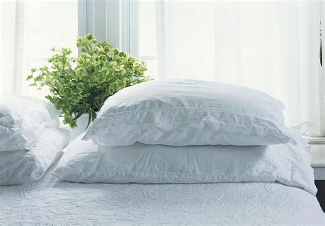 A block memory foam pillow is one solid block of foam, while a shredded memory foam pillow contains pieces of moldable foam. Types of Bed Pillows