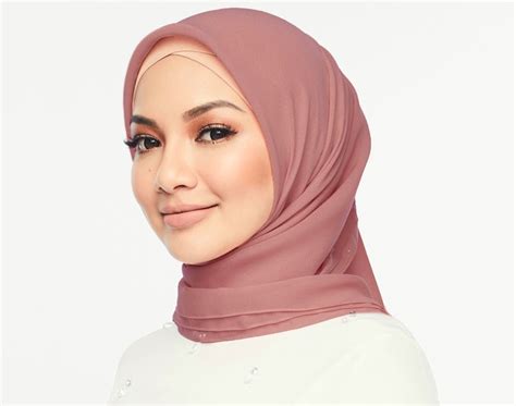 Pada mei 2012, neelofa menerusi syarikat miliknya, bellavita healthcare international sdn bhd telah menghasilkan suplemen kesihatan dan kecantikan yang. Sale! Sale! Naelofar Hijab Harga Bawah RM70 Untuk Anda ...