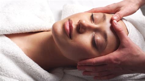 massagem de rosto no salão de beleza spa cuidados com a pele bem estar tratamento de beleza