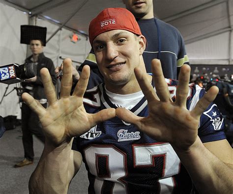 Gronkowskis Big Hands Are A Key To His Success The New York Times