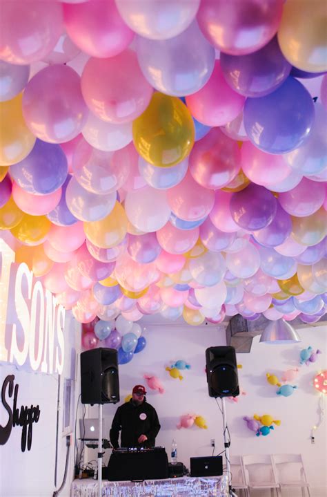 Ceiling Covered In Balloons Ceiling Balloons Party Blowout Lataa