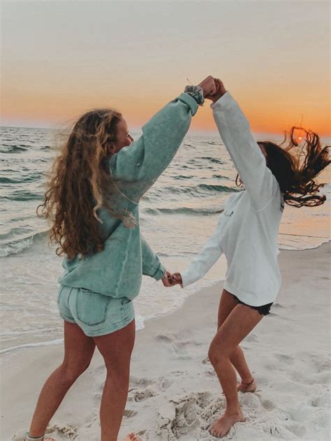 Pin By Madelyn On Beach Friend Photoshoot Best Friend Photoshoot Bff Photoshoot