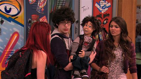 Victorious 1x02 The Bird Scene Cat And Robbie Image 23334874 Fanpop