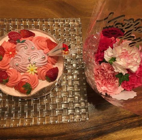 六車奈々さんのインスタグラム写真 六車奈々instagram「母の日は、せりがお父さんと一緒にケーキとお花をプレゼントしてくれました 母の日が待ちきれなくて、前日にくれました（≧