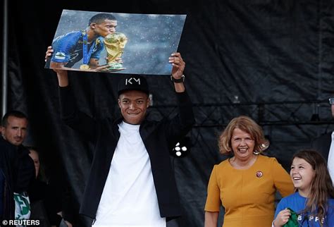 Kylian mbappé is the 4th highest paid footballer in the world in 2020 according to forbes. Kylian Mbappe given a hero's welcome as he returns to hometown of Bondy | Daily Mail Online