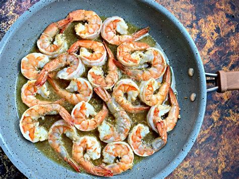 Heat cast iron skillet and add olive oil. Easy Keto Low-Carb Red Lobster Copycat Garlic Shrimp Scampi