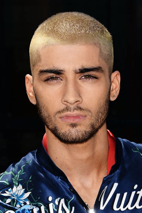He left the boy band on march of 2015 to go solo in his career. Zayn Malik ha lasciato la poraccia delle Little Mix con un ...
