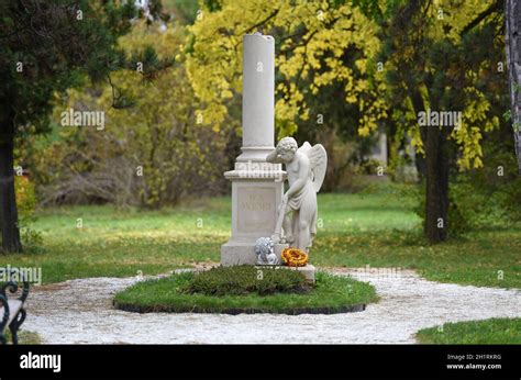 Das Grab Von Wolfgang Amadeus Mozart Auf Dem Friedhof St Marx In Wien