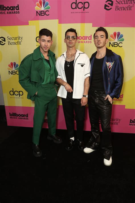 Machine gun kelly went out to the billboard music awards with his date megan fox—and the two had one of the most extreme pda moments of 2021 award season, touching tongues on the billboard music awards red carpet. Best Fashion Moments From the 2021 Billboard Music Awards: BTS & More - WWD