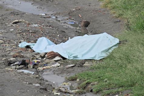 Macabro Hallazgo Cuerpo Golpeado Y Semidesnudo Afuera De Una Casa