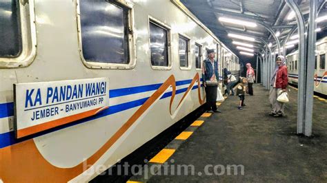 Kebrukkan menggunakan kereta kepada masyarakat. Hore, Pesan Tiket Kereta Api Lokal Makin Mudah ...