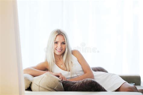 Junge Frau Die Auf Couch Legt Stockbild Bild Von Haus Glücklich 58344411