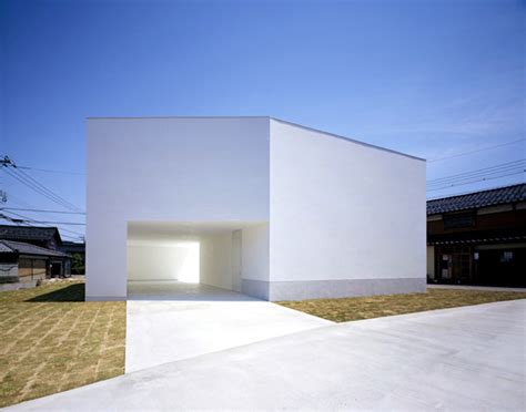 Minimalist House Design In White With Monolithic