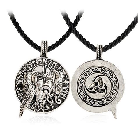 L'enseigne, les affiches et les uniformes des employés étaient bien ceux de la marque. Pirate King Possessive Vikings Necklace Halsband ...