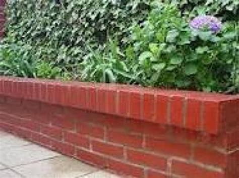 Una idea especialmente adecuada para jardines de exterior por su solidez y durabilidad a la intemperie. Foto: Jardinera de Ladrillo de Constructora Aransa #45047 ...