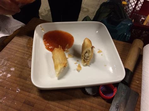 Frühlingsrollen zubereiten mit ideen für teigvarianten vorgestellt von chefkoch thomas sixt. "Thai Frühlingsrollen mit Huhn" und "Spicy Snickers Banana ...