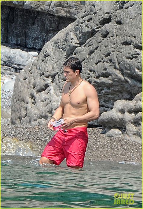 Orlando Bloom Goes Shirtless Puts His Muscles On Display Photo
