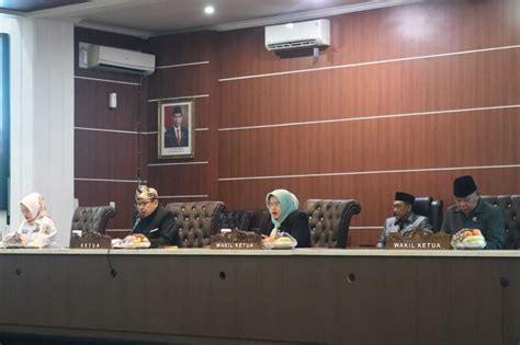 Ketua Dprd Purwakarta Pimpin Rapat Paripurna Pengambilan Keputusan Lkpj Bupati Ta 2022 Atas