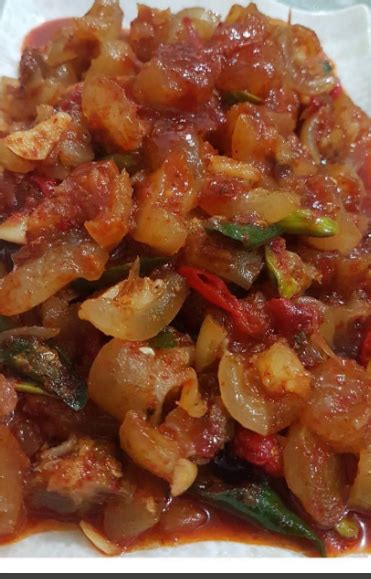 Tumis bawang merah, bawang putih, cabe, rawit merah dan terasi hingga layu. Resep dan cara membuat SAMBAL KIKIL - Resep Masakan Mertua