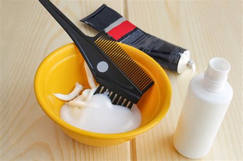 Bila kamu ingin alternatif yang lebih cepat dan praktis, kamu sebenarnya bisa mengecat rambut sendiri di rumah! Cara Mengecat Rambut Berwarna Ombre di Rumah untuk Pemula | BukaReview