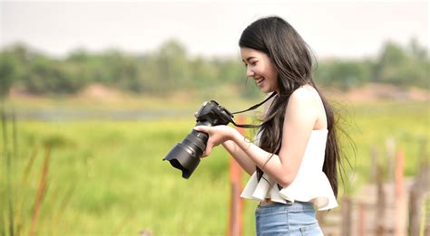 Cute young female photographer | Female photographers, Photography, Photographer