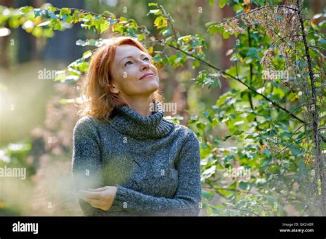 Mature Mode Frau Natur Hi Res Stock Photography And Images Alamy